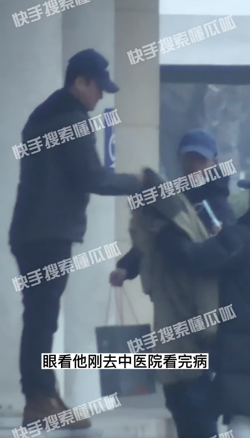 组图：吴京被拍到去做腿部康复训练 走路一瘸一拐引人担心