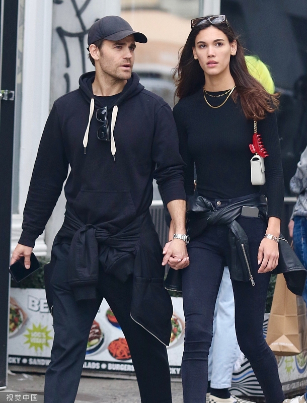 保罗·韦斯利与女友手牵手街头漫步 一路热聊好甜蜜_影视资讯网明星