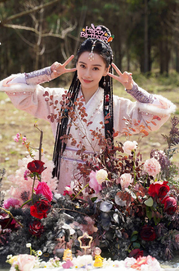 组图:angelababy剧组庆生照曝光 对镜双手比耶笑容灿烂_高清图集_新浪