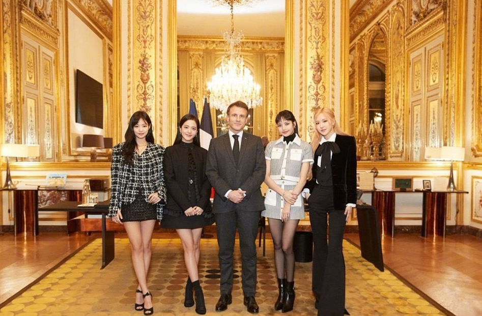 组图：BLACKPINK出席巴黎慈善音乐会 和法国总统马克龙及夫人合影