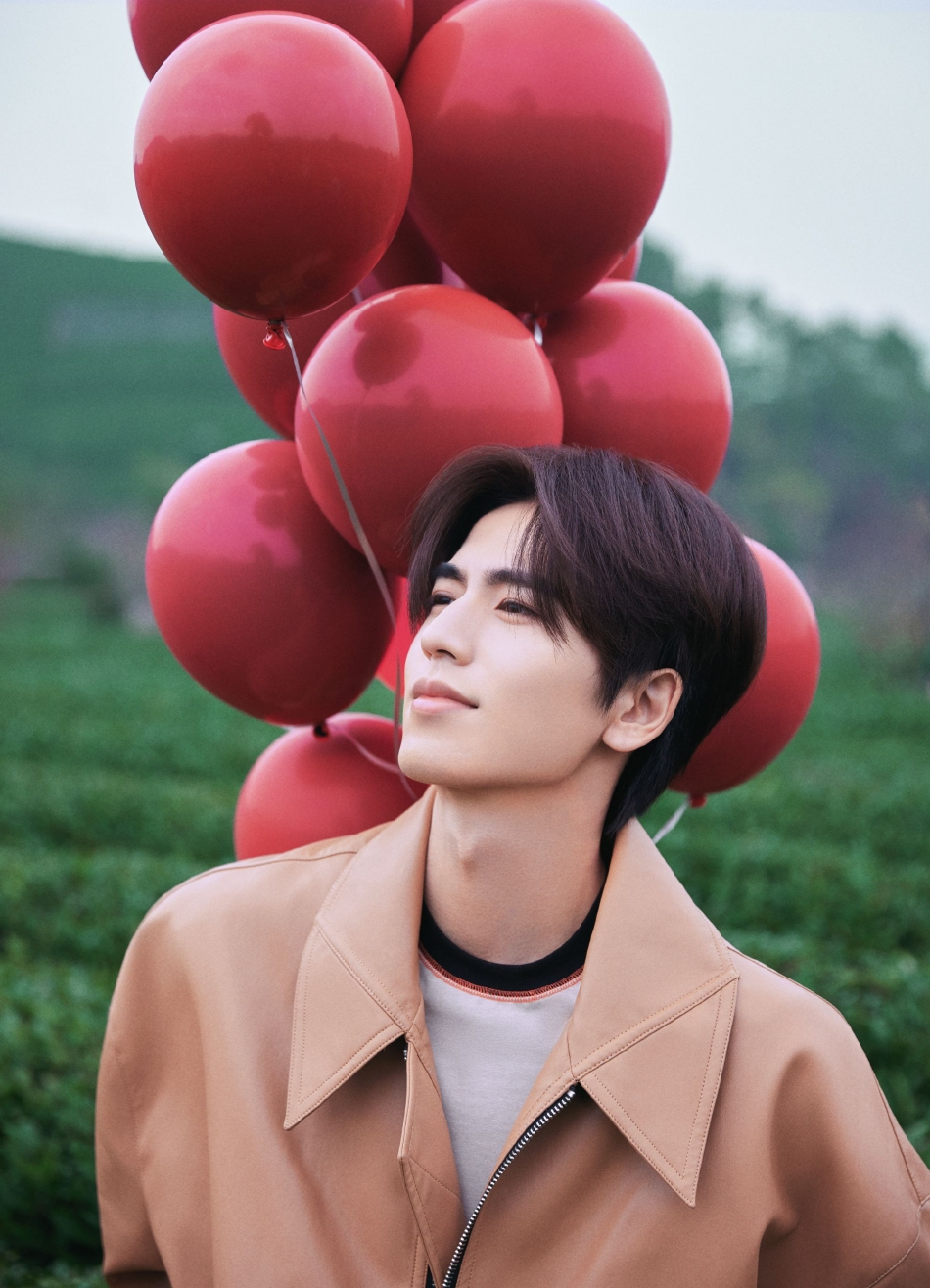 组图：张凌赫25岁生日红气球写真曝光 王星越晒合照其庆生太养眼