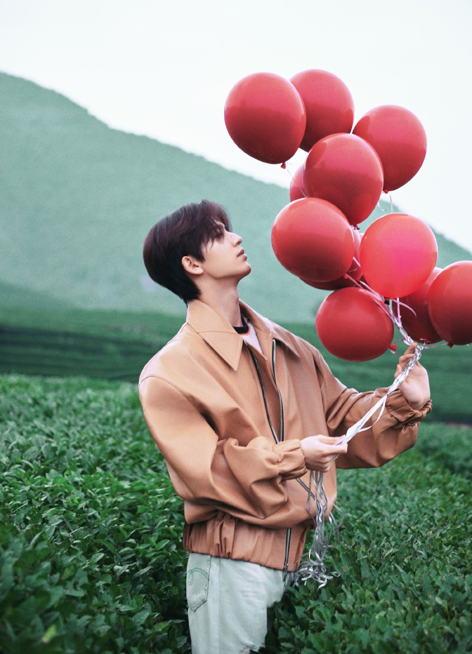 组图：张凌赫25岁生日红气球写真曝光 王星越晒合照其庆生太养眼