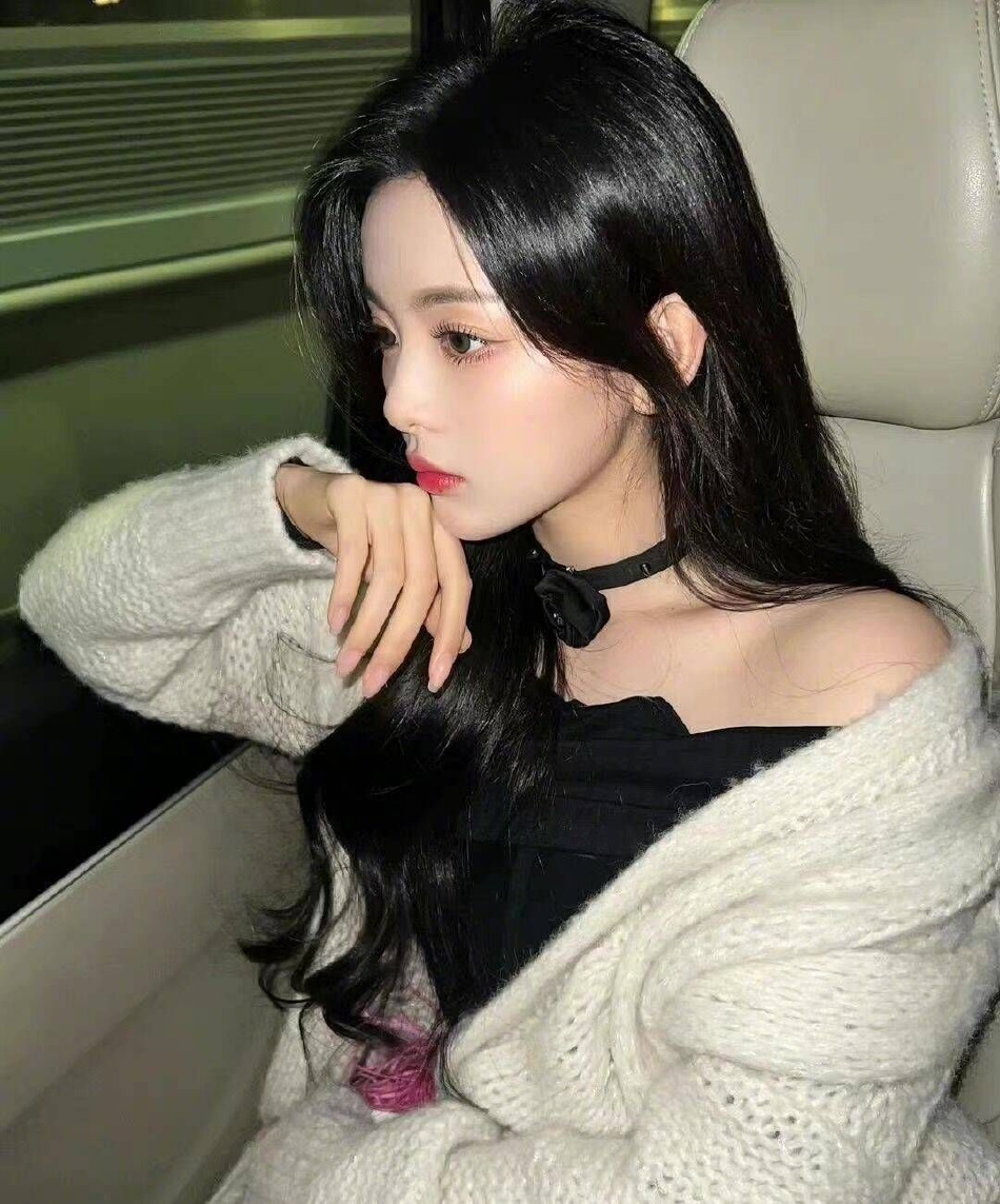 组图:杨超越穿黑裙裹白毛衣秀美腿 露精致侧颜气质清冷高贵_高清图集