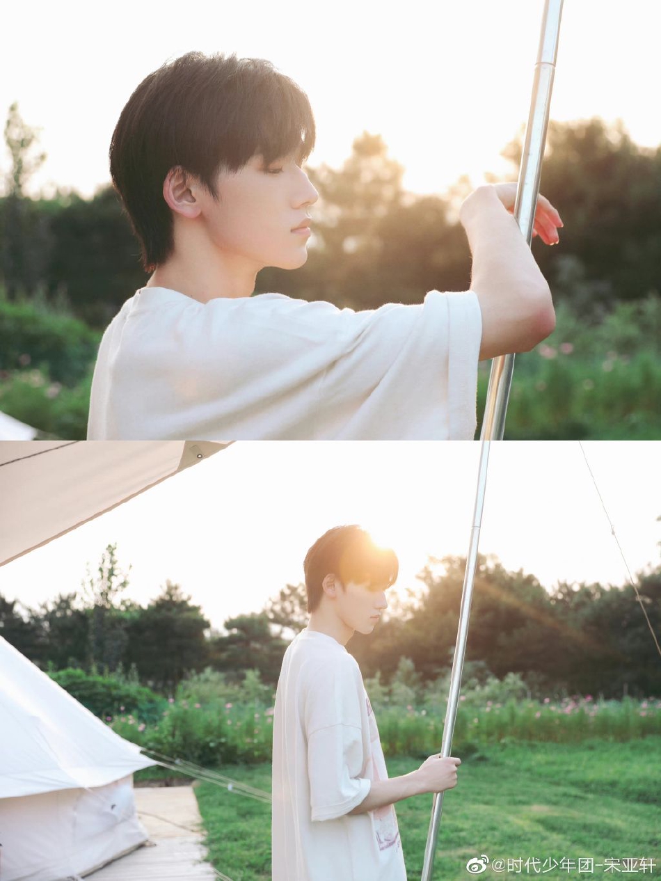 组图:宋亚轩晒草地露营九宫格 沐浴阳光对镜灿笑清爽帅气_高清图集