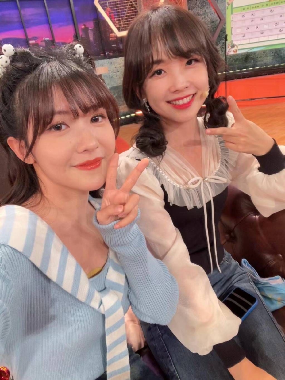 新浪娱乐讯 22日,王冰冰,赖美云合影曝光,两位美女妆容甜美可爱,还