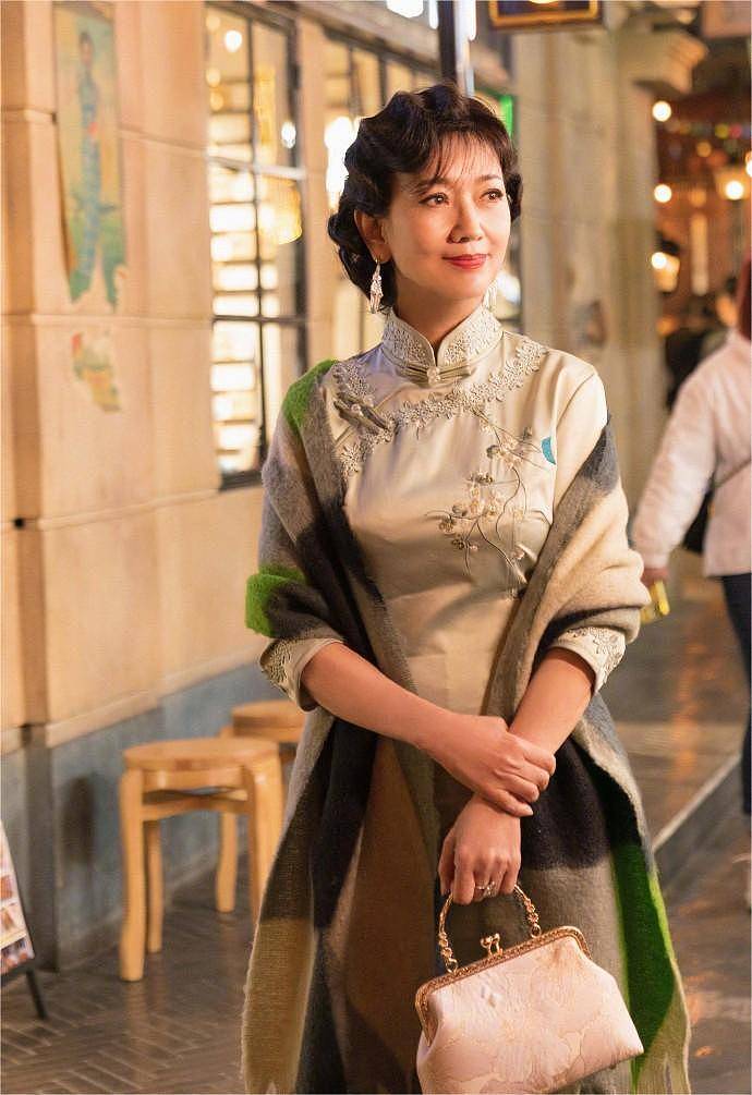 组图:赵雅芝一袭素色旗袍韵味十足 露笑颜唇红齿白气色极佳_高清图集