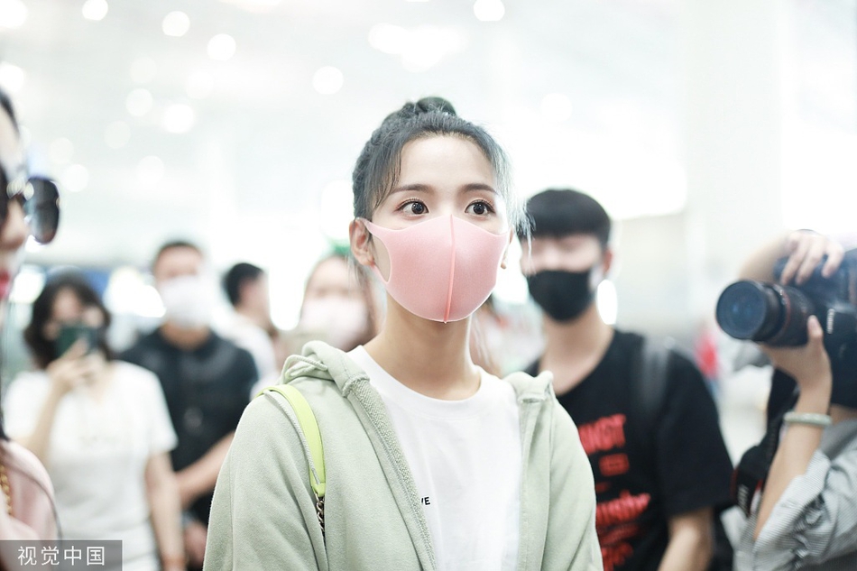 组图杨超越梳丸子头戴粉口罩俏皮可爱大玩下衣失踪秀美腿