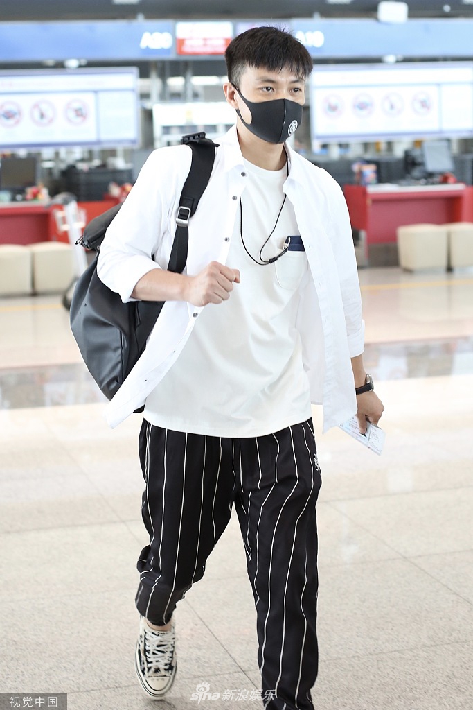 组图:周一围一身黑白搭配背双肩包现身 冲镜头wink心情好