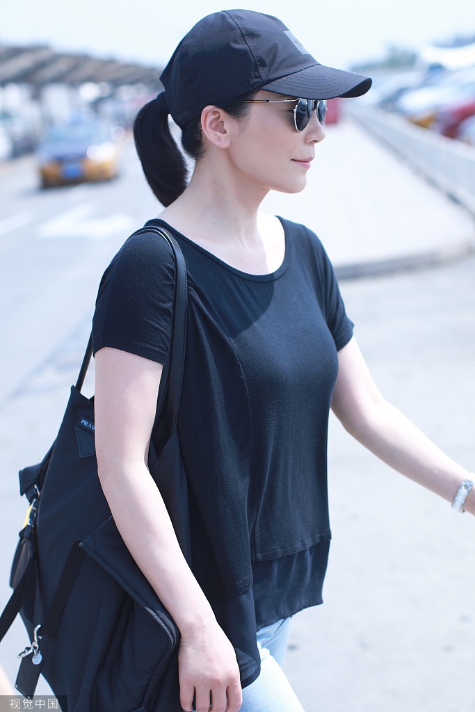 组图:48岁俞飞鸿简单黑t现身机场 皮肤白皙气质优雅