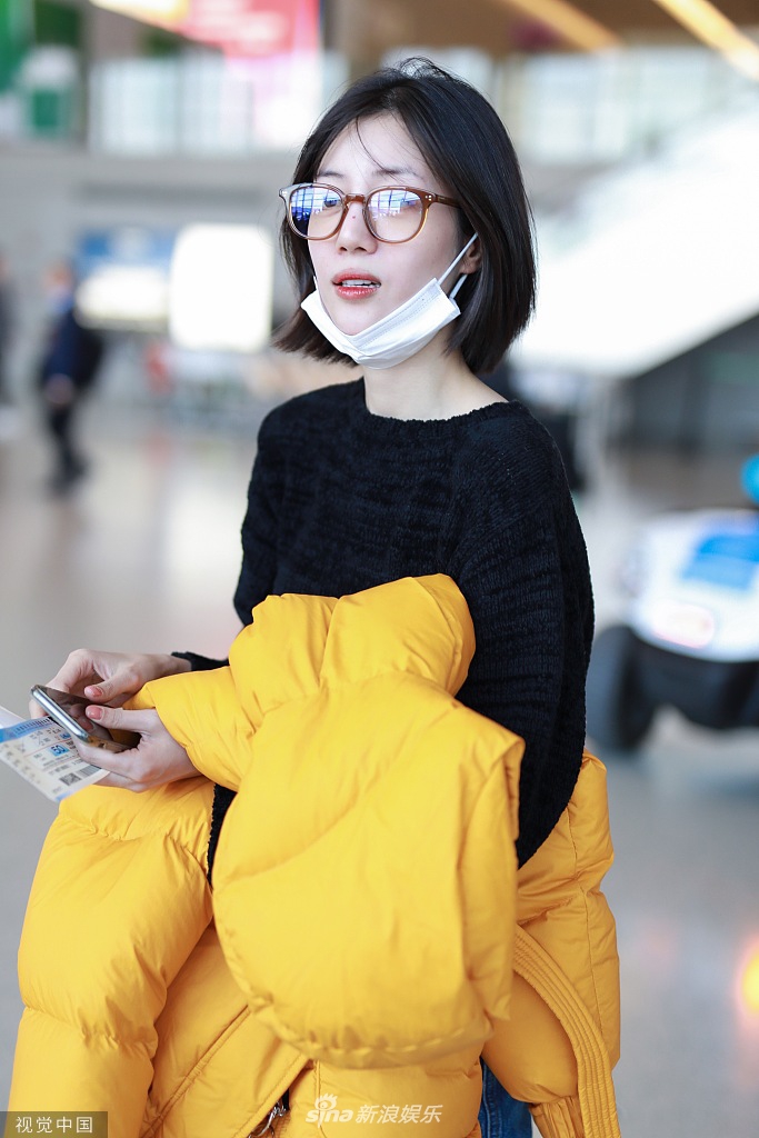 组图:李溪芮留活力短发元气满满 半戴口罩拿黄色外套青春可爱