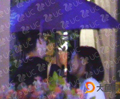 组图：郑爽新恋情疑似曝光 与男子亲密挽手犹如连体婴