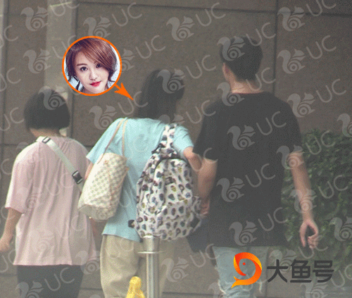 组图：郑爽新恋情疑似曝光 与男子亲密挽手犹如连体婴