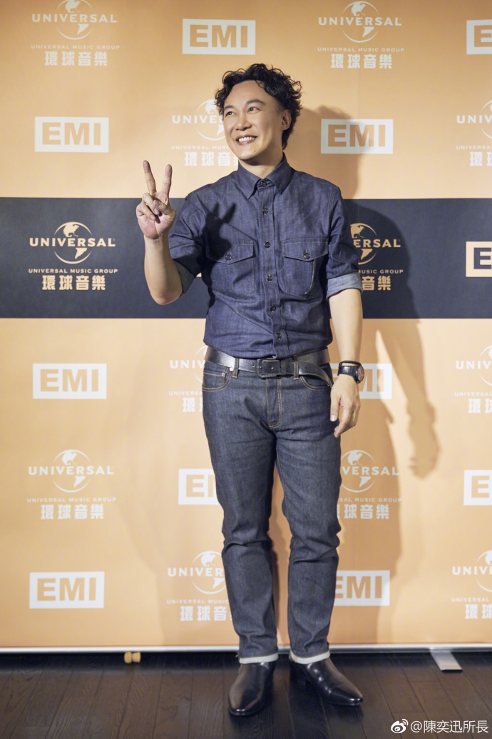 组图:陈奕迅晒庆功照夸赞合作精神 穿牛仔装比v笑容灿烂