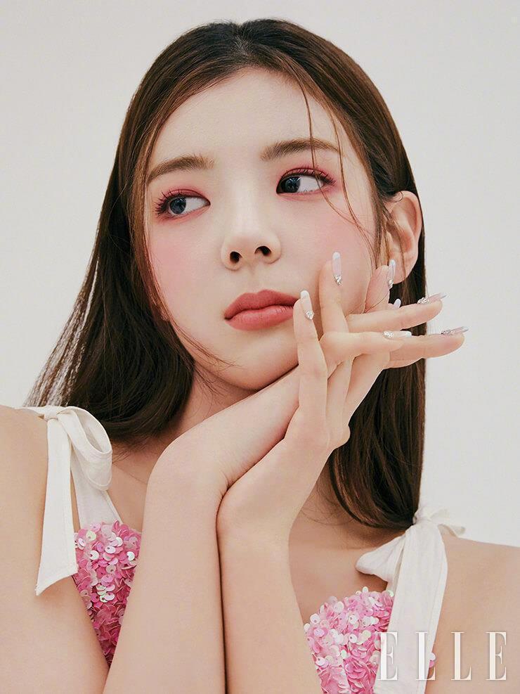 组图：韩国女团ITZY登杂志封面 韩系妆容少女感满满青春靓丽