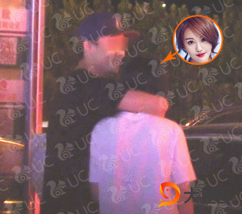 组图：郑爽新恋情疑似曝光 与男子亲密挽手犹如连体婴