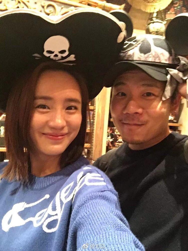 组图:王智尤奕领证一周年晒合影 温馨甜蜜恩爱十足