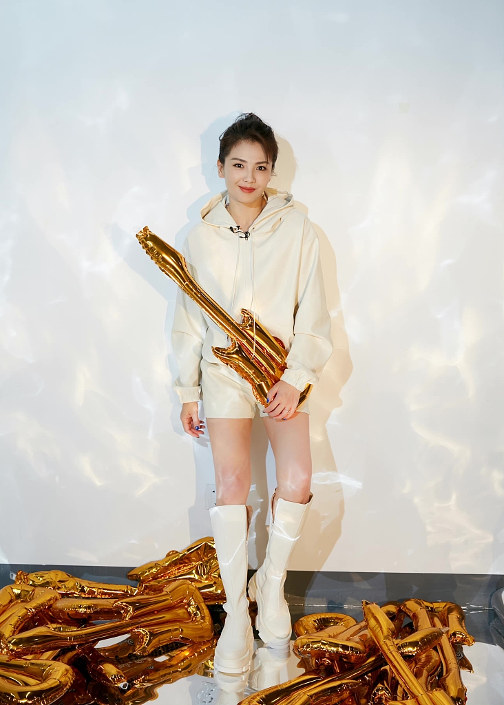 组图:刘涛晒照为《哥哥》打call 穿奶白卫衣套装秀美腿精致酷飒_高清