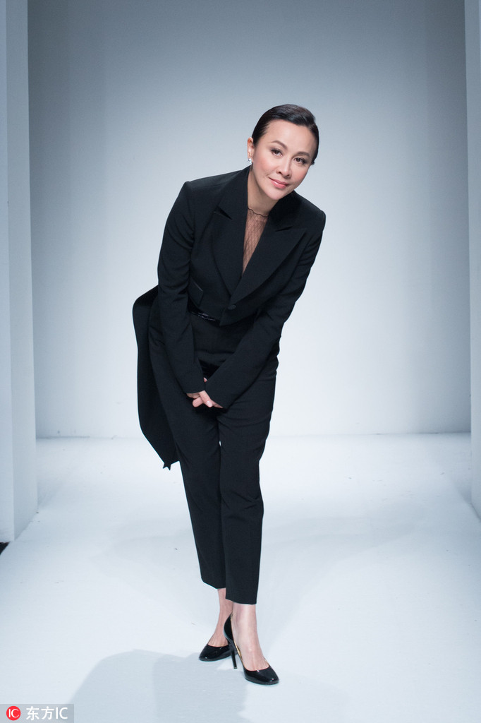 组图:51岁刘嘉玲霸气现身秀长腿 保养得宜气质出众