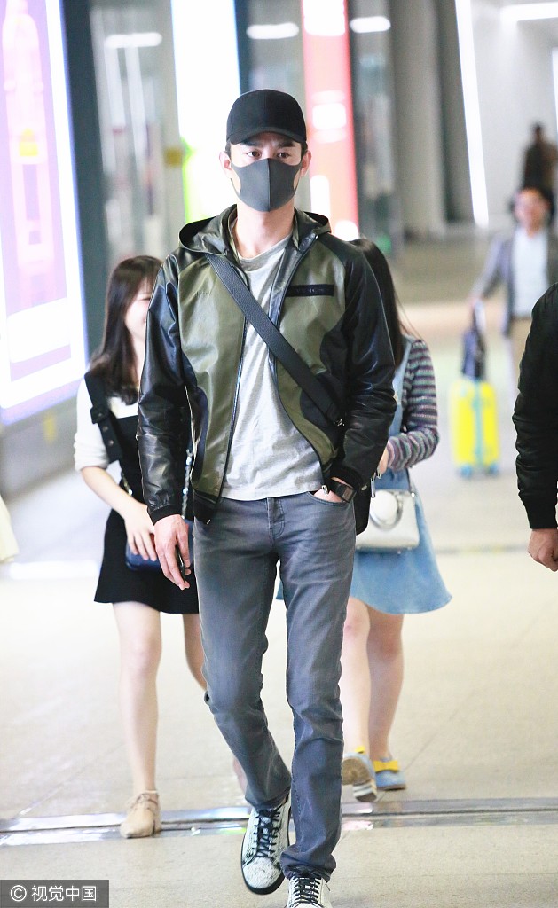 组图:王凯全副武装现身机场 走路带风似走秀