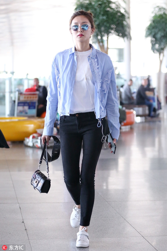 组图:江疏影牛仔外套搭白t 清爽干净活力十足_高清图集_新浪网