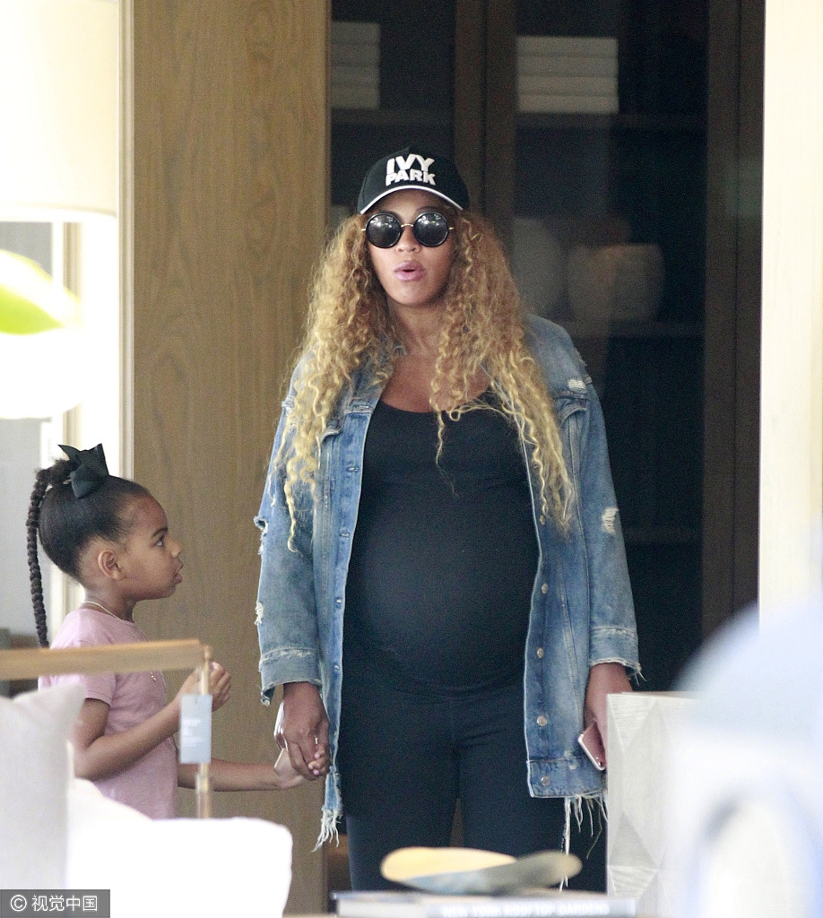 碧昂斯挺巨大孕肚手牵女儿
