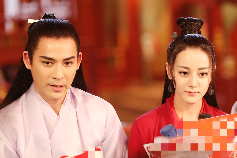 新浪娱乐讯 近日《烈火如歌》开放媒体探班,主演周渝民,迪丽热巴