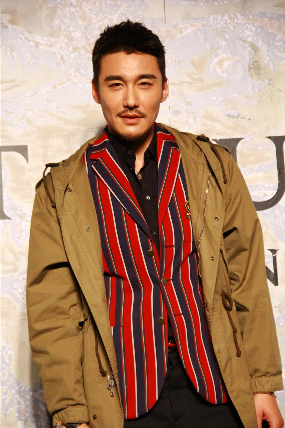 组图:贝克汉姆英伦时装空降上海 绅士范儿十足