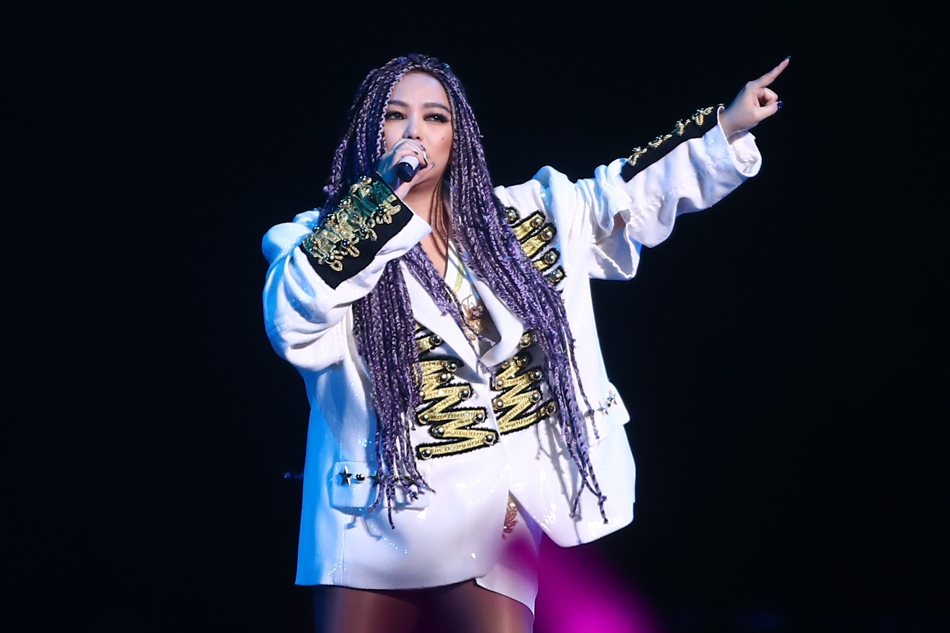 组图:张惠妹北京演唱会举行 穿长靴霸气开唱