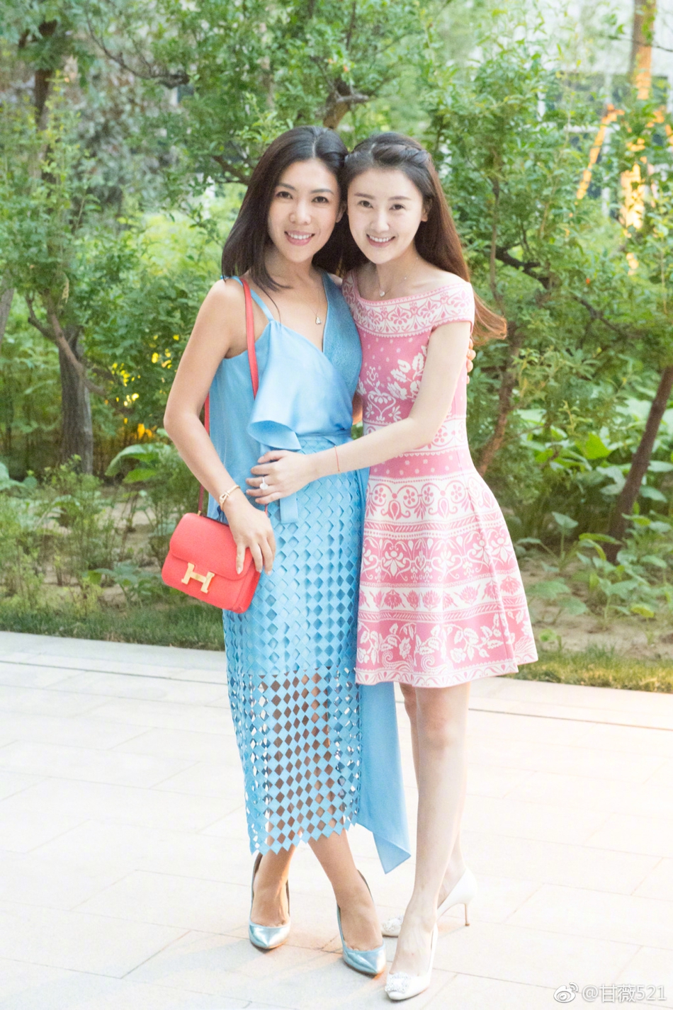 组图:甘薇庆生与李小璐聚会 网友猜这个人是baby?