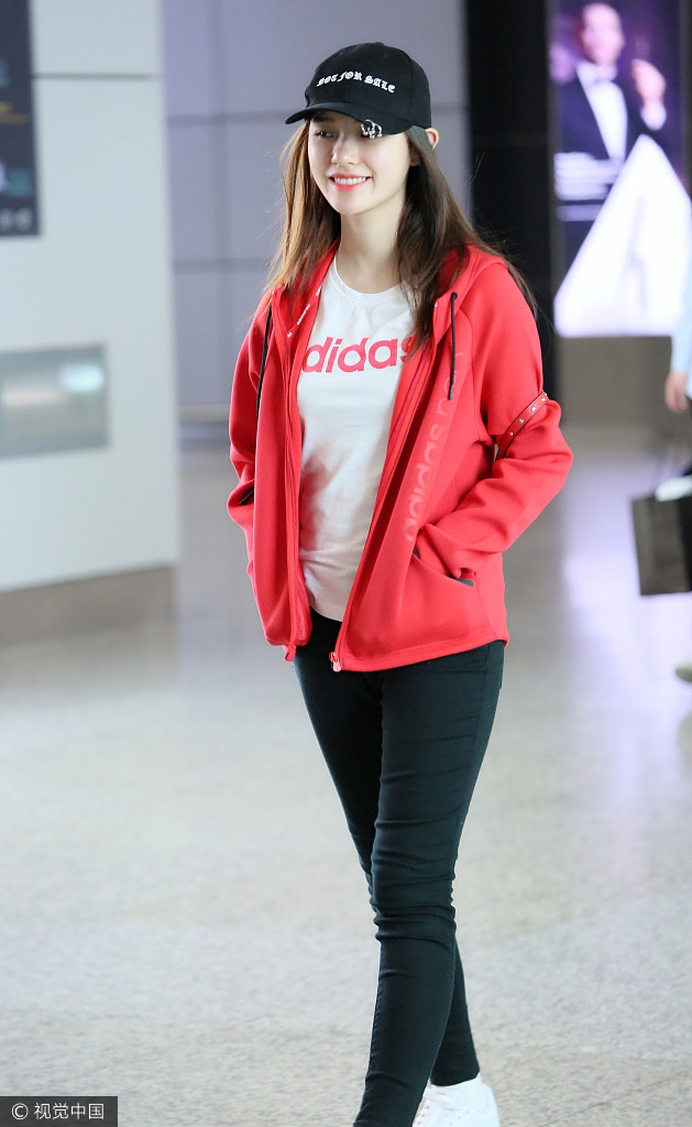 组图:嫩出水!林允运动装超低调大步走对镜萌笑