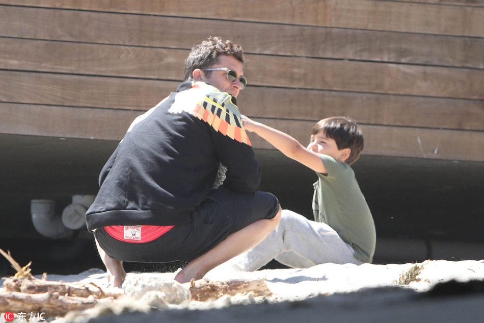 组图:奥兰多与儿子蹲坐谈心 小弗林脸蛋圆润胖嘟嘟