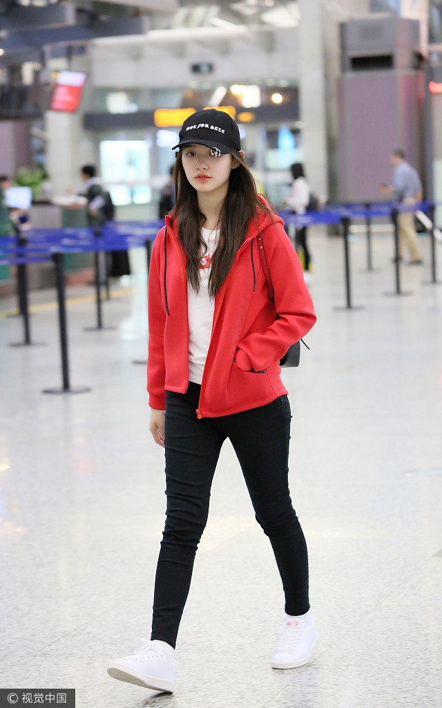 组图:嫩出水!林允运动装超低调大步走对镜萌笑