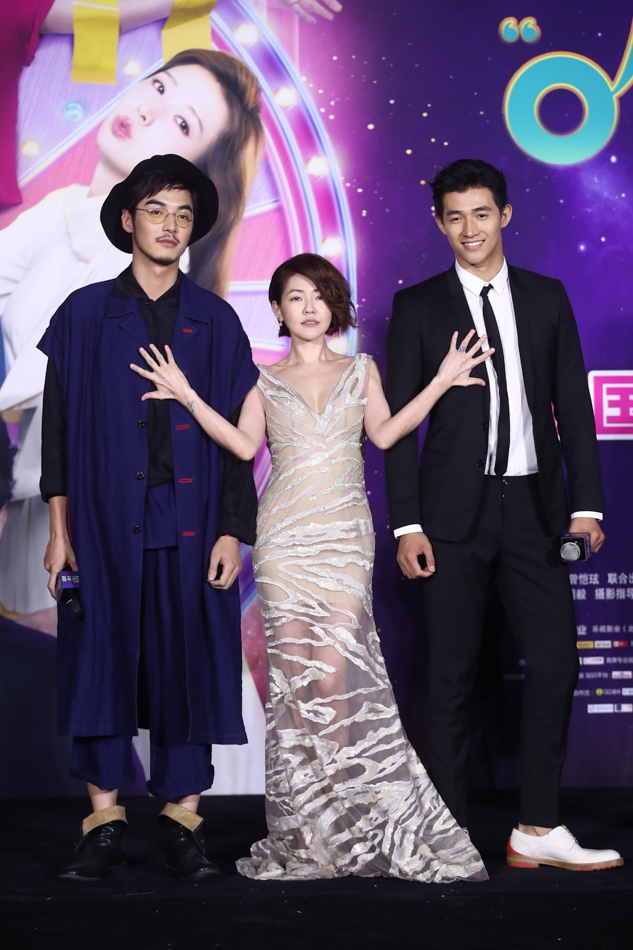 组图:小s被公主抱表情迷醉 与姐妹淘深情接吻