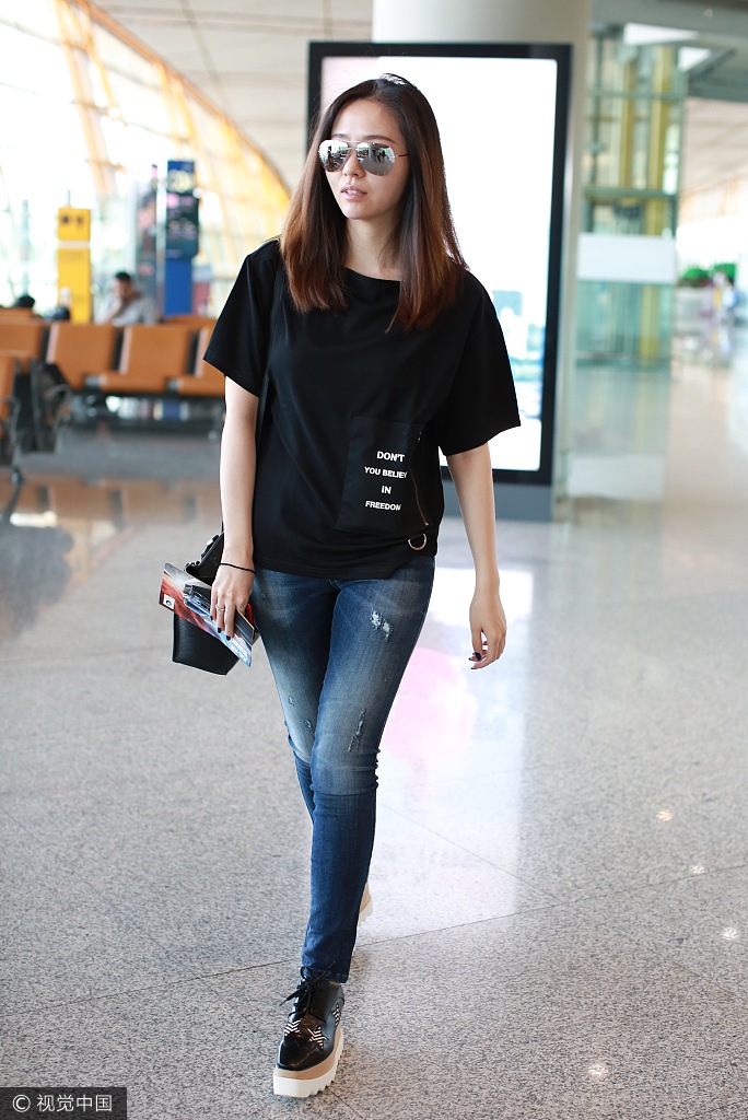 组图:张靓颖黑t配牛仔显随性 踩厚底鞋自带气场
