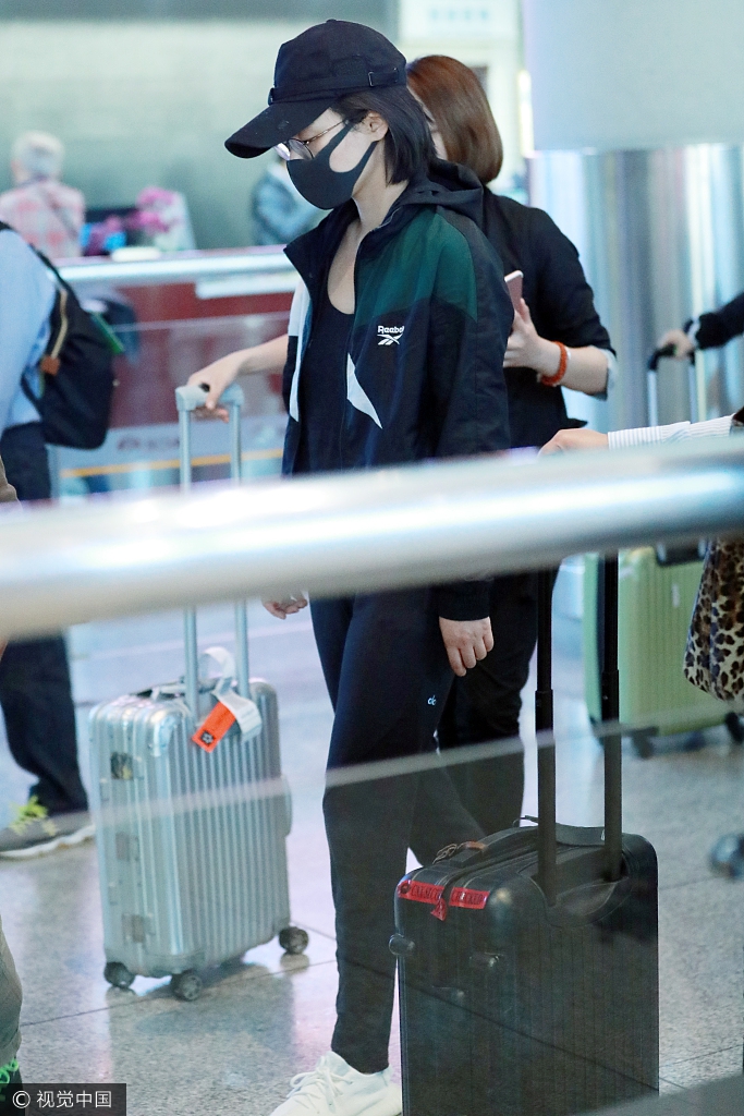 马思纯口罩遮面低头疾走 连帽外套玩运动风