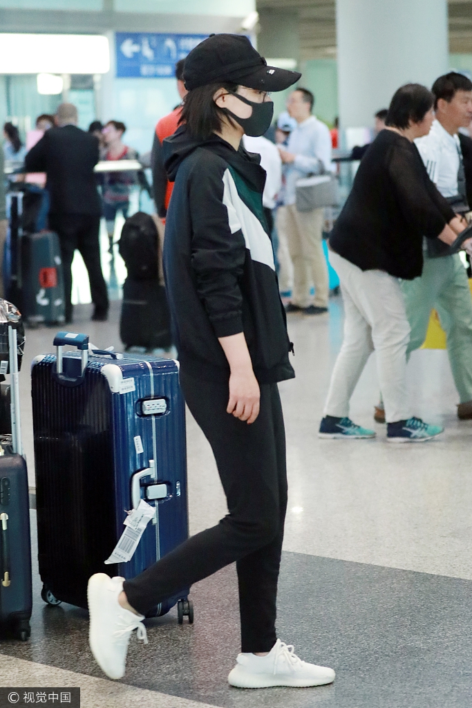 马思纯口罩遮面低头疾走 连帽外套玩运动风