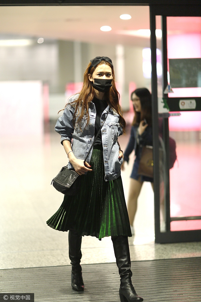 组图林志玲戴口罩深夜抵达机场一脸疲态仍有范