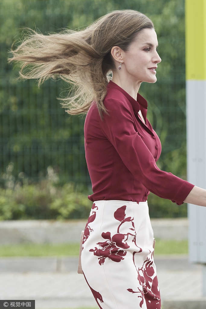 当地时间2017年6月6日,西班牙王后莱蒂齐亚身着枣红色衬衫,白色印花