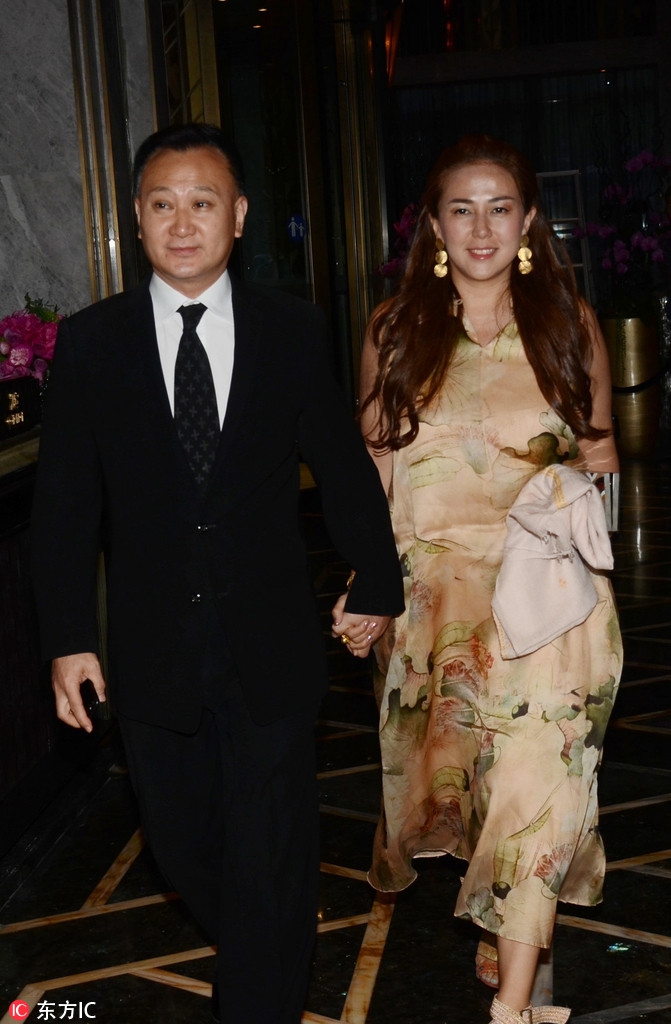 组图:贵妇气质足!安雅与老公孔众十指紧扣秀恩爱