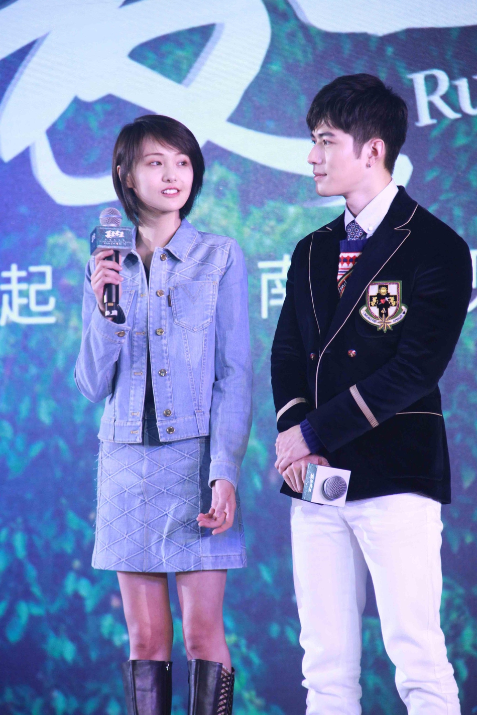 郑爽短裙皮靴秀长腿 甜笑迷人尽显妩媚[11p]