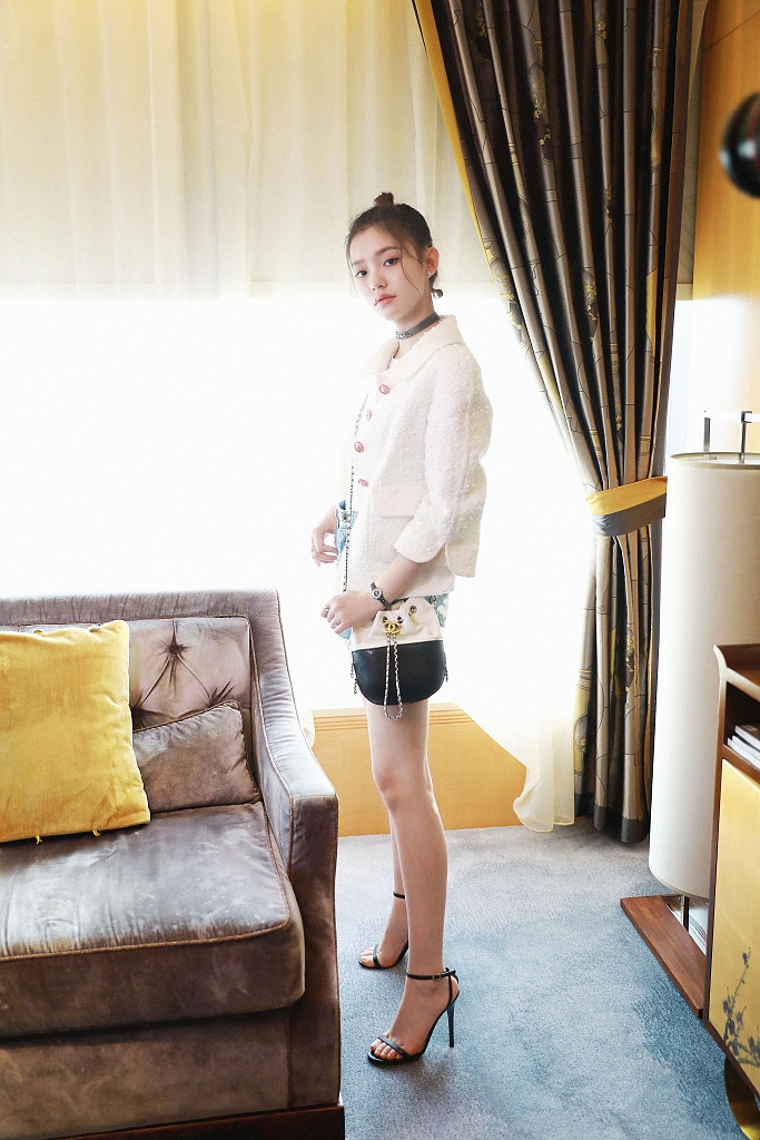 林允秀白腿坐姿妖娆楚楚动人