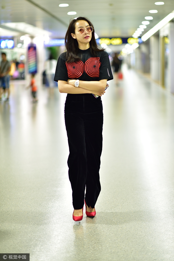 组图:宋茜跷二郎腿玩手机 红唇美艳气场全开