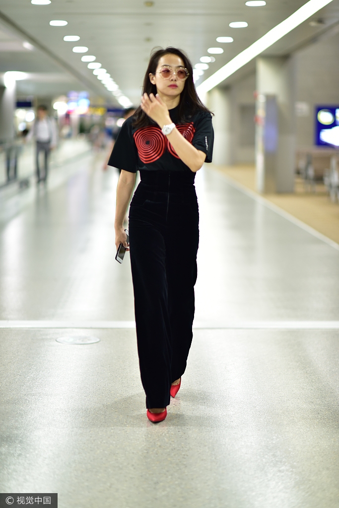 组图宋茜跷二郎腿玩手机红唇美艳气场全开