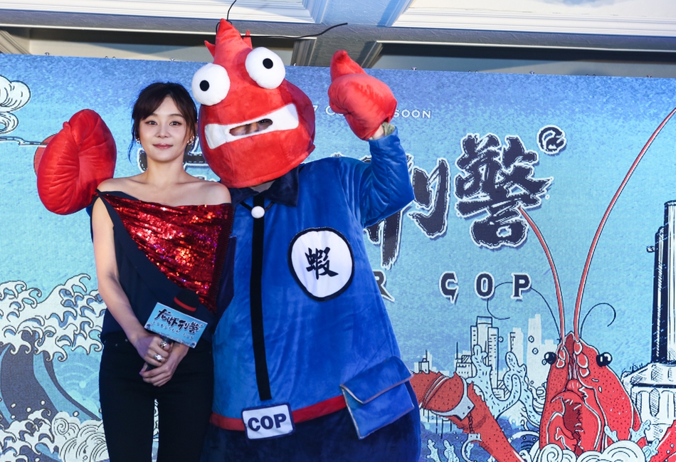 袁姗姗肌肤娇嫩秀香肩 大口吃龙虾变表情包