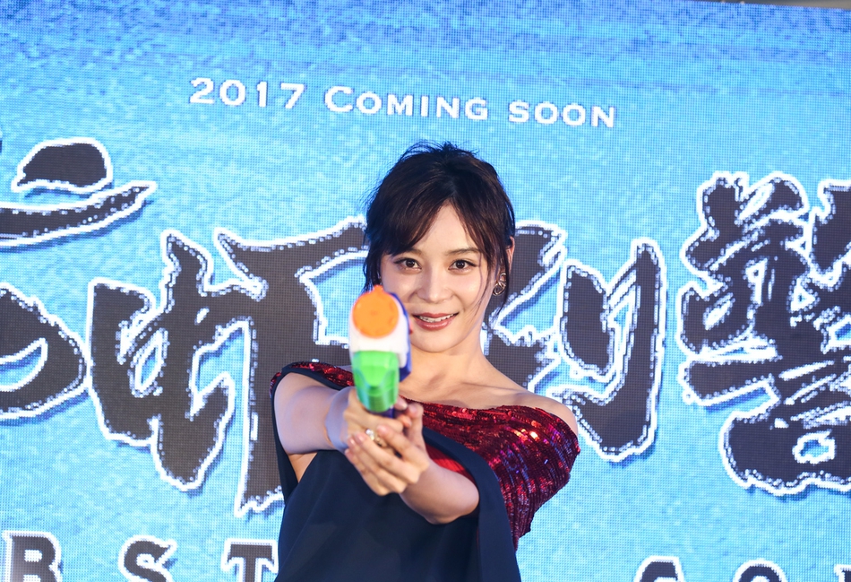 组图:袁姗姗肌肤娇嫩秀香肩 大口吃龙虾变表情包