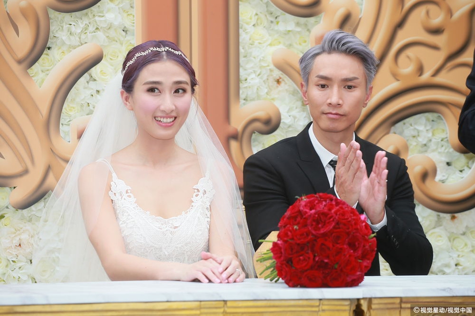 新浪娱乐讯 7月2日,歌手陈柏宇与符晓薇在九龙湾国际展贸中心举行结婚