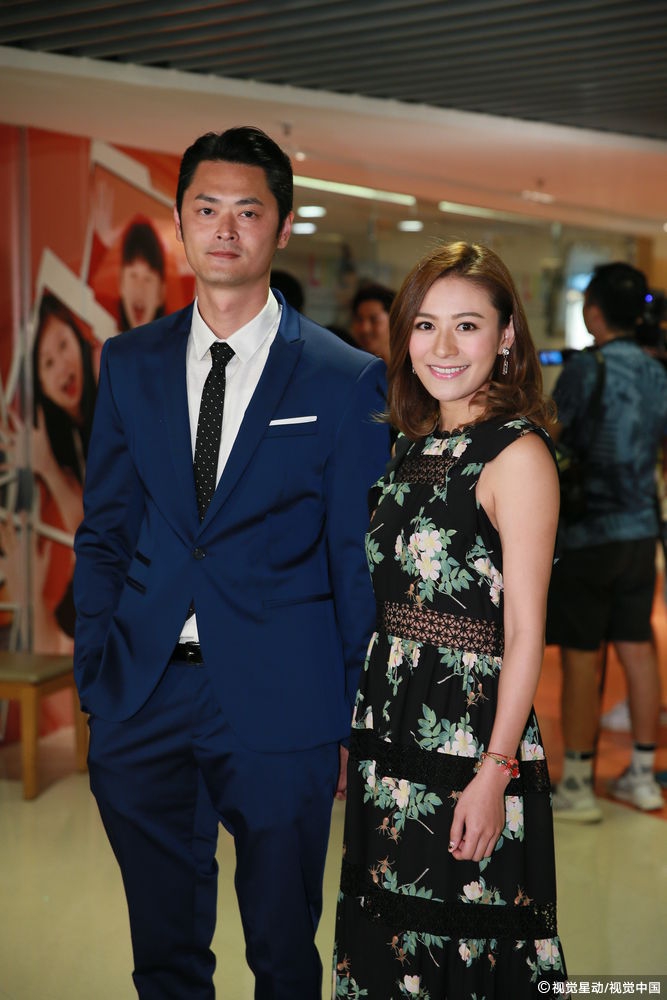 组图:歌手陈柏宇婚宴热吻娇妻 江若琳与男友牵手现身