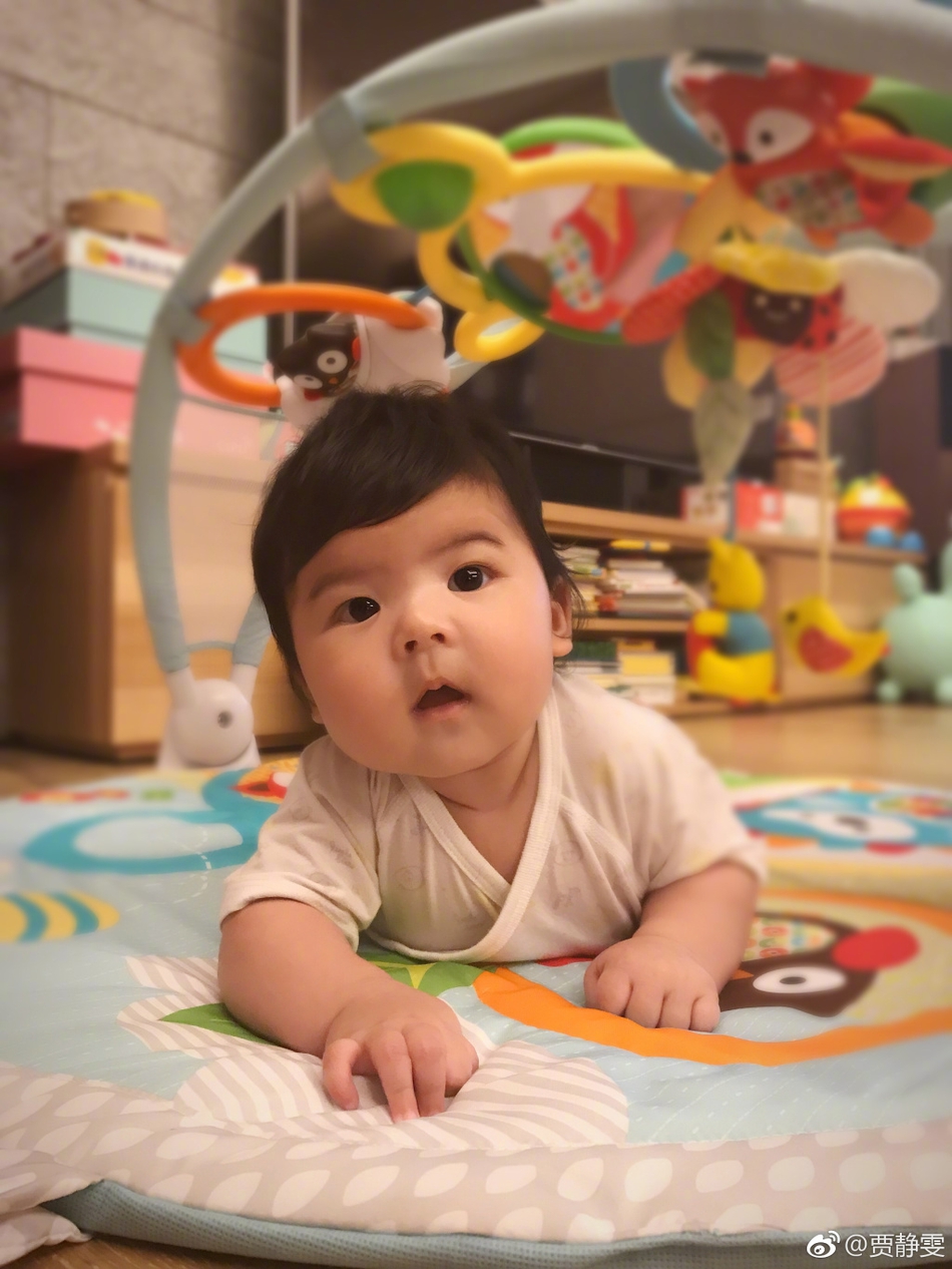 组图:超可爱!贾静雯小女儿bo钮学会翻身得意萌笑