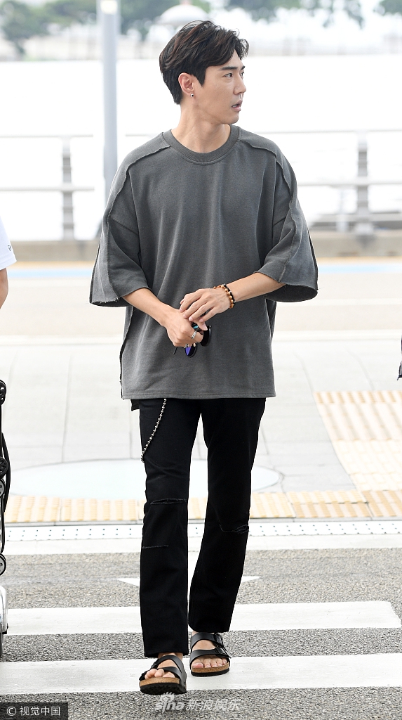组图:歌手安信源t恤黑裤现身 见镜头面无表情显木讷_高清图集_新浪网