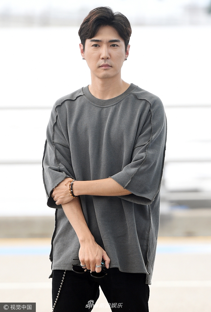 组图:歌手安信源t恤黑裤现身 见镜头面无表情显木讷